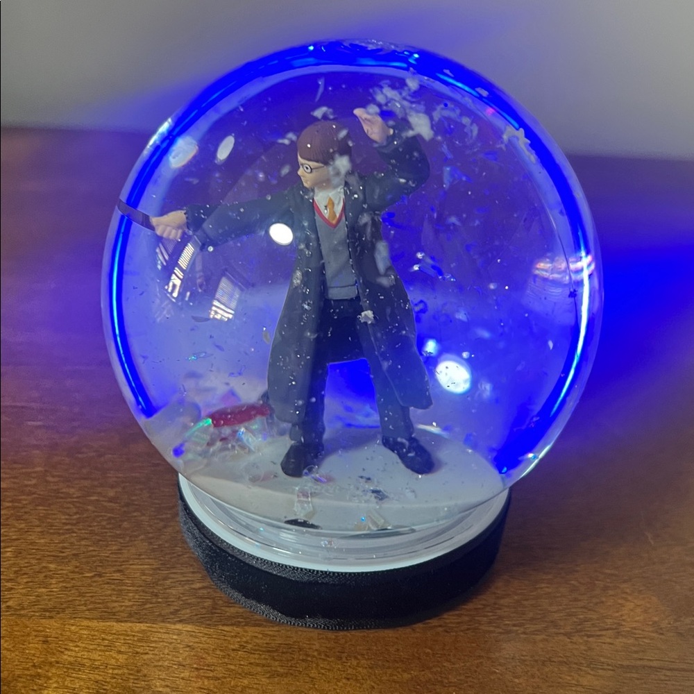 HARRY POTTER Wizard Snow Globe - Picture 8 of 11